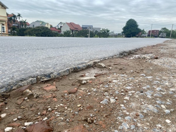 Hàng trăm xe trọng tải lớn né trạm thu phí, đường đê bị tàn phá ở Bắc Ninh