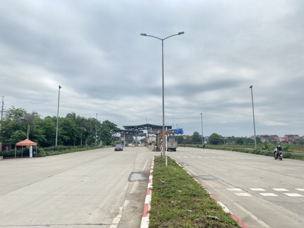 Hàng trăm xe trọng tải lớn né trạm thu phí, đường đê bị tàn phá ở Bắc Ninh