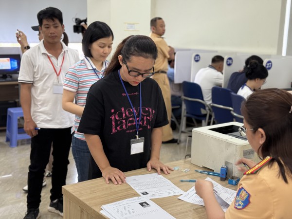 Học viên hào hứng trong ngày đầu CSGT sát hạch giấy phép lái xe Học viên hào hứng trong ngày đầu CSGT sát hạch giấy phép lái xe