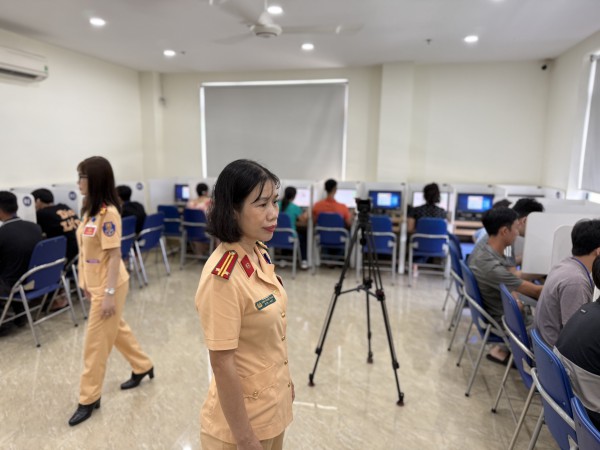 Học viên hào hứng trong ngày đầu CSGT sát hạch giấy phép lái xe Học viên hào hứng trong ngày đầu CSGT sát hạch giấy phép lái xe