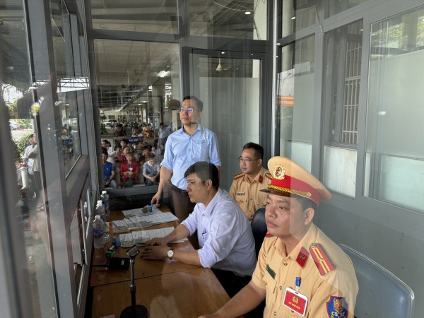 Học viên hào hứng trong ngày đầu CSGT sát hạch giấy phép lái xe Học viên hào hứng trong ngày đầu CSGT sát hạch giấy phép lái xe