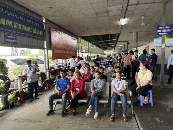 Học viên hào hứng trong ngày đầu CSGT sát hạch giấy phép lái xe Học viên hào hứng trong ngày đầu CSGT sát hạch giấy phép lái xe