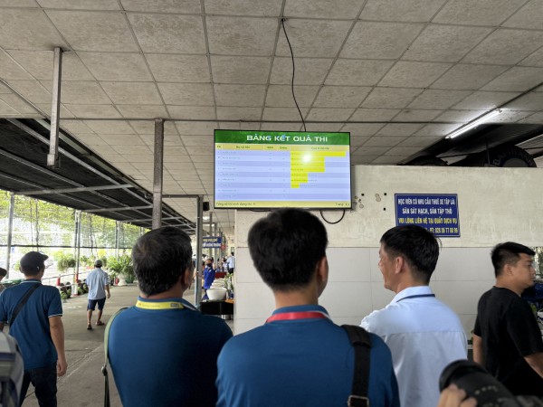 Học viên hào hứng trong ngày đầu CSGT sát hạch giấy phép lái xe Học viên hào hứng trong ngày đầu CSGT sát hạch giấy phép lái xe