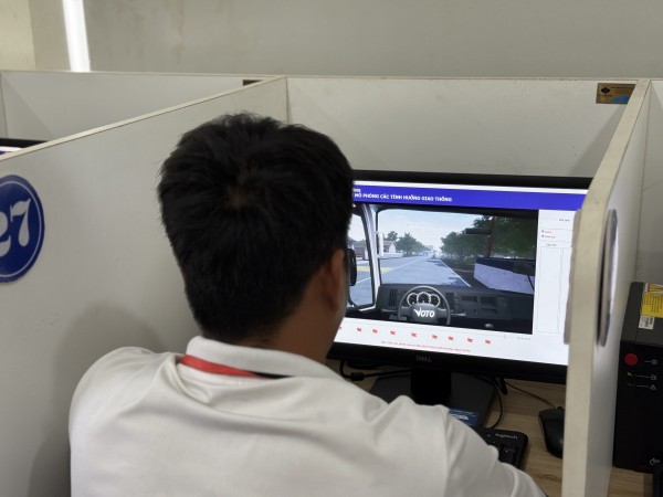 Học viên hào hứng trong ngày đầu CSGT sát hạch giấy phép lái xe Học viên hào hứng trong ngày đầu CSGT sát hạch giấy phép lái xe