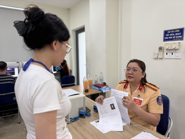 Học viên hào hứng trong ngày đầu CSGT sát hạch giấy phép lái xe Học viên hào hứng trong ngày đầu CSGT sát hạch giấy phép lái xe
