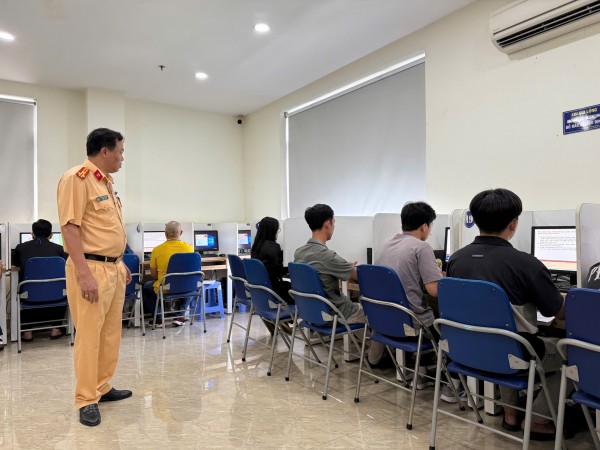 Học viên hào hứng trong ngày đầu CSGT sát hạch giấy phép lái xe Học viên hào hứng trong ngày đầu CSGT sát hạch giấy phép lái xe