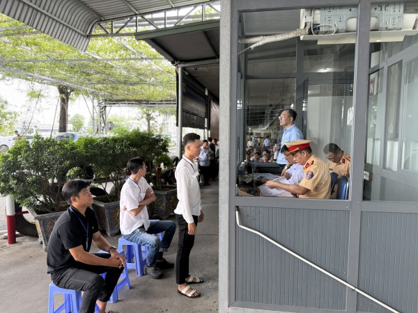 Học viên hào hứng trong ngày đầu CSGT sát hạch giấy phép lái xe Học viên hào hứng trong ngày đầu CSGT sát hạch giấy phép lái xe