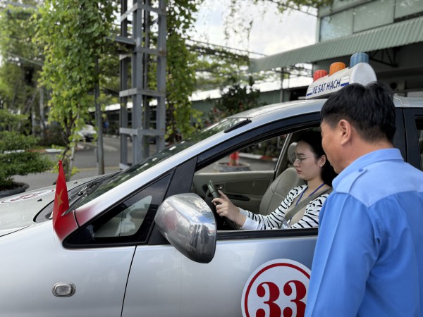 Học viên hào hứng trong ngày đầu CSGT sát hạch giấy phép lái xe Học viên hào hứng trong ngày đầu CSGT sát hạch giấy phép lái xe