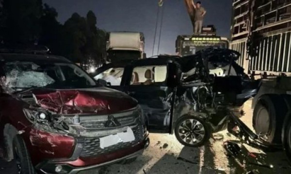 Hơn 10 xe tông nhau liên hoàn trên cao tốc Nội Bài-Lào Cai Hơn 10 xe tông nhau liên hoàn trên cao tốc Nội Bài-Lào Cai