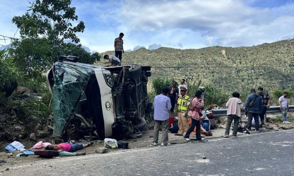 Khẩn trương khắc phục hậu quả, làm rõ nguyên nhân vụ lật xe chở du khách trên đèo Khánh Lê