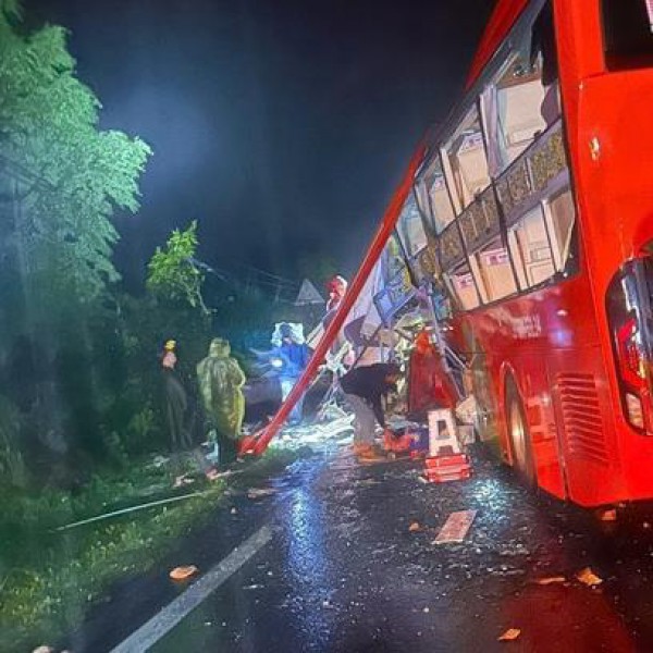 Khánh Hòa: Sạt lở trên đèo Khánh Lê trúng xe khách, 5 người tử vong, 13 người bị thương Khánh Hòa: Sạt lở trên đèo Khánh Lê trúng xe khách, 5 người tử vong, 13 người bị thương