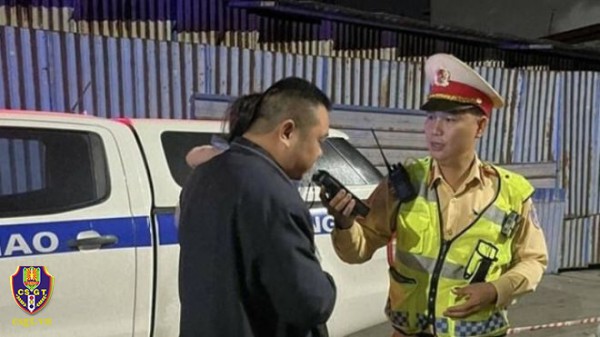 Không bằng lái, tài xế người nước ngoài còn vi phạm cả nồng độ cồn