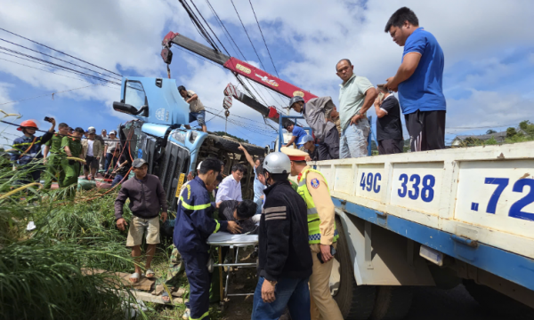 Kịp thời giải cứu 2 người nguy kịch trong cabin xe tải bị lật trên đèo Phú Sơn Kịp thời giải cứu 2 người nguy kịch trong cabin xe tải bị lật trên đèo Phú Sơn