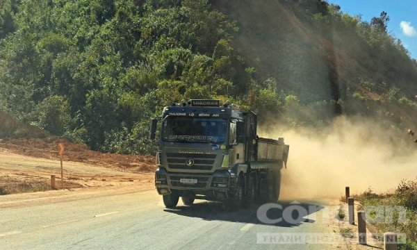 Kon Tum: ‘Bão bụi’ từ mỏ đất gây nguy hiểm giao thông trên Quốc lộ 24