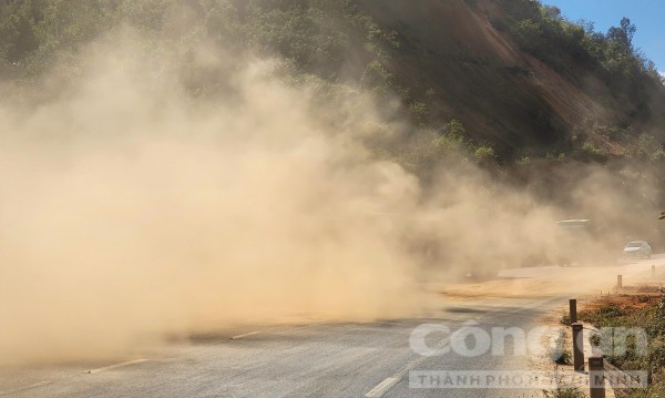 Kon Tum: ‘Bão bụi’ từ mỏ đất gây nguy hiểm giao thông trên Quốc lộ 24