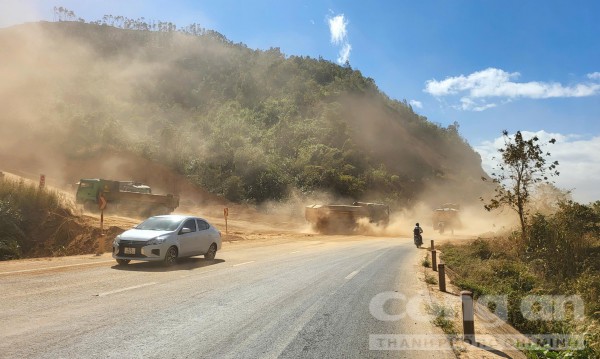 Kon Tum: ‘Bão bụi’ từ mỏ đất gây nguy hiểm giao thông trên Quốc lộ 24