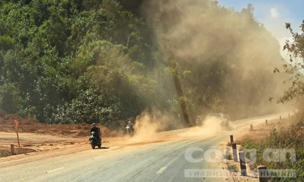 Kon Tum: ‘Bão bụi’ từ mỏ đất gây nguy hiểm giao thông trên Quốc lộ 24