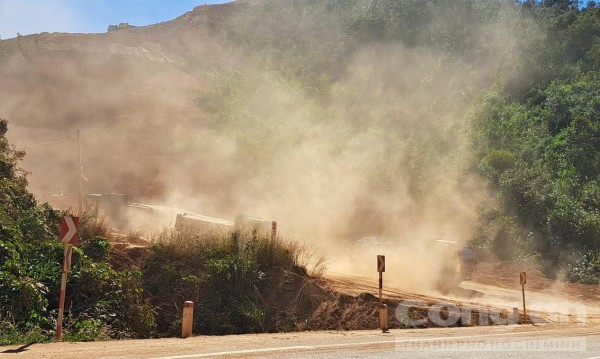 Kon Tum: ‘Bão bụi’ từ mỏ đất gây nguy hiểm giao thông trên Quốc lộ 24