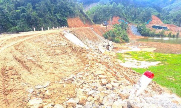 Kon Tum: Xe chở vật liệu thi công 2 thuỷ điện làm hỏng đường dân sinh Kon Tum: Xe chở vật liệu thi công 2 thuỷ điện làm hỏng đường dân sinh