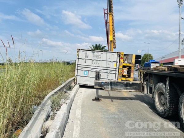 Lại thêm một xe container bị lật ở chân cầu Phú Hữu, TP.Thủ Đức