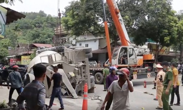 Lào Cai: Xe bồn chở bê tông lật đè khiến 3 người thương vong