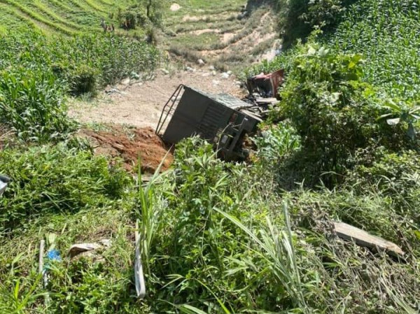 Lào Cai: Xe đầu kéo chở sắn lao xuống vực