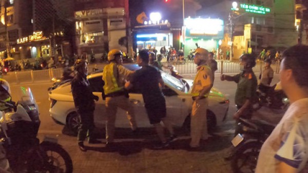 Lật tẩy hành vi "trộm long, tráo phụng" trong vụ tài xế vi phạm độ cồn, gây rối trật tự công cộng Lật tẩy hành vi "trộm long, tráo phụng" trong vụ tài xế vi phạm độ cồn, gây rối trật tự công cộng