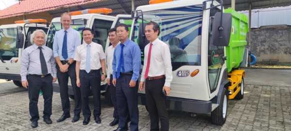 Lễ bàn giao và tiếp nhận xe điện bốn bánh chuyên dùng thu gom rác thải tại thành phố Huế