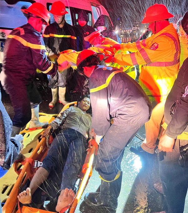Loạt ảnh cứu nạn cứu hộ vụ xe khách lao xuống vực khiến nhiều người thương vong