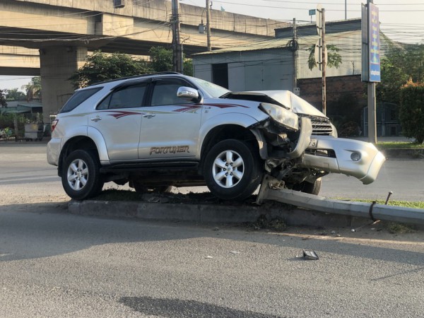 Long An: Tài xế ngủ gục, ô tô 7 chỗ tông gãy trụ đèn quốc lộ 62