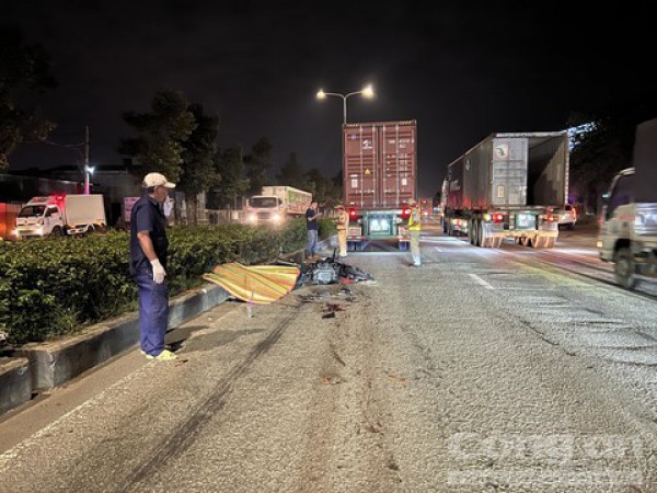 Mô tô phân khối lớn va chạm xe container lúc sáng sớm, một người tử vong