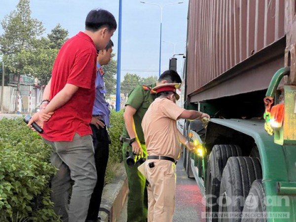 Mô tô phân khối lớn va chạm xe container lúc sáng sớm, một người tử vong