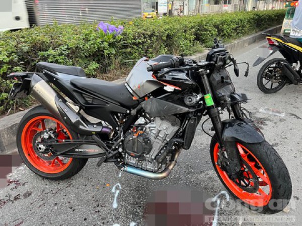 Mô tô phân khối lớn va chạm xe container lúc sáng sớm, một người tử vong