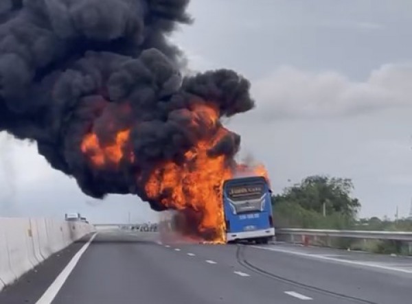 Một ngày xảy ra hai vụ cháy xe trên cao tốc Phan Thiết - Dầu Giây