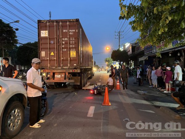 Một phụ nữ bị xe container cán tử vong khi đến trường học đón con