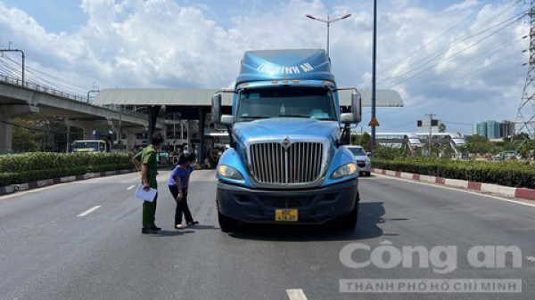 Nam nhân viên trạm thu phí xa lộ Hà Nội bị xe đầu kéo cán tử vong