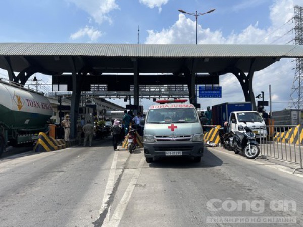 Nam nhân viên trạm thu phí xa lộ Hà Nội bị xe đầu kéo cán tử vong