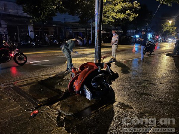 Nam sinh chạy xe máy tông vào cây xanh và cột đèn, tử vong tại chỗ
