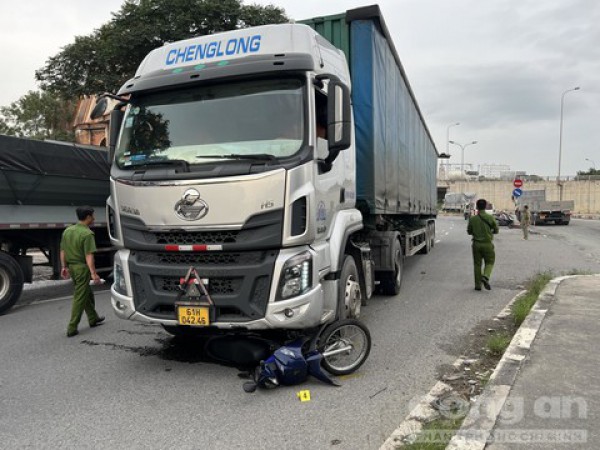Nam sinh viên đi chơi về bị xe container cán tử vong tại khu vực ngã ba Tân Vạn