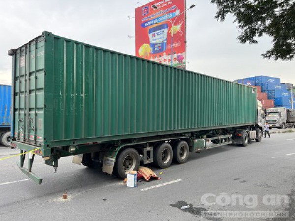 Nam sinh viên đi chơi về bị xe container cán tử vong tại khu vực ngã ba Tân Vạn