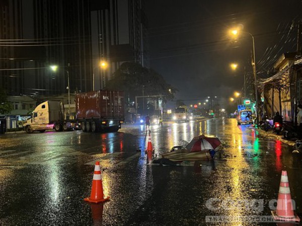 Nam sinh viên đi nhậu về tông đuôi xe container, tử vong tại chỗ