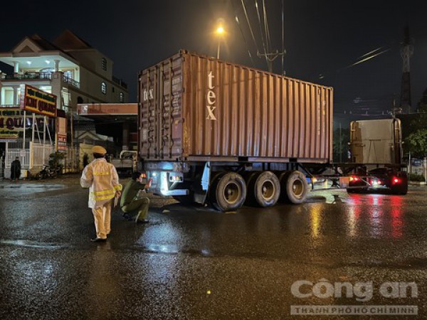 Nam sinh viên đi nhậu về tông đuôi xe container, tử vong tại chỗ