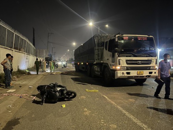 Nam tài xế chạy xe máy tông đuôi xe container, tử vong tại chỗ Nam tài xế chạy xe máy tông đuôi xe container, tử vong tại chỗ