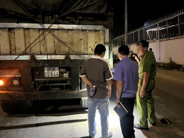 Nam tài xế chạy xe máy tông đuôi xe container, tử vong tại chỗ Nam tài xế chạy xe máy tông đuôi xe container, tử vong tại chỗ