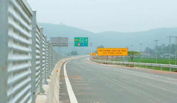Ngắm cao tốc Bắc - Nam đoạn Ninh Bình - Thanh Hóa sắp thông xe