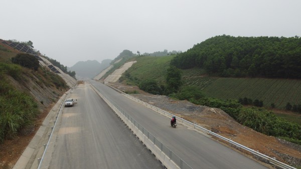 Ngắm cao tốc Bắc - Nam đoạn Ninh Bình - Thanh Hóa sắp thông xe