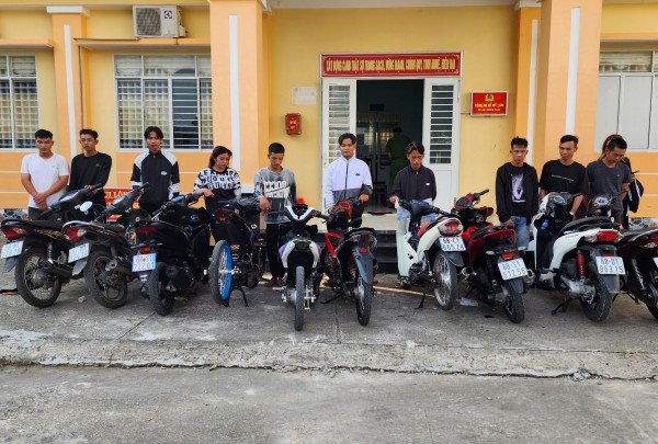 Ngăn chặn 2 nhóm đua xe trái phép trên tuyến đường ven biển mới hoàn thành Ngăn chặn 2 nhóm đua xe trái phép trên tuyến đường ven biển mới hoàn thành