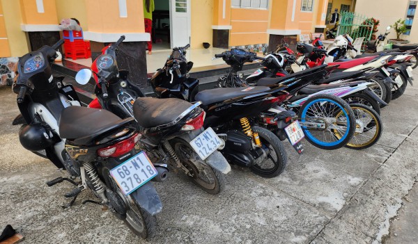 Ngăn chặn 2 nhóm đua xe trái phép trên tuyến đường ven biển mới hoàn thành