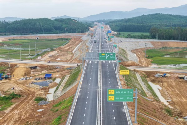 Ngày 29/4, thông xe tuyến cao tốc từ Quảng Ngãi đến hầm Cù Mông