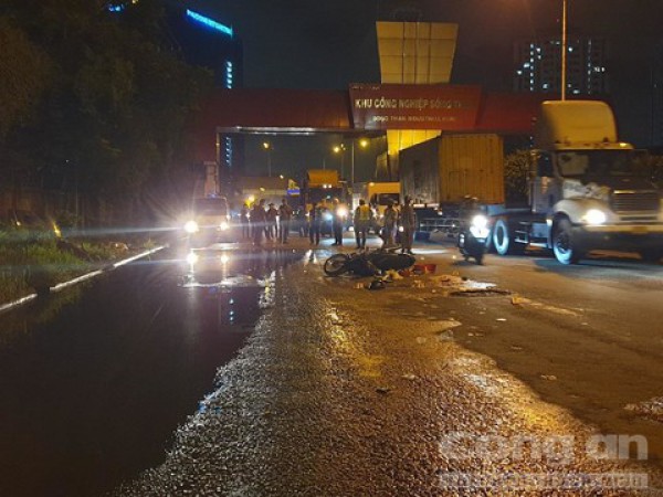 Nghi tránh vũng nước, hai vợ chồng gặp nạn dưới bánh xe ô tô